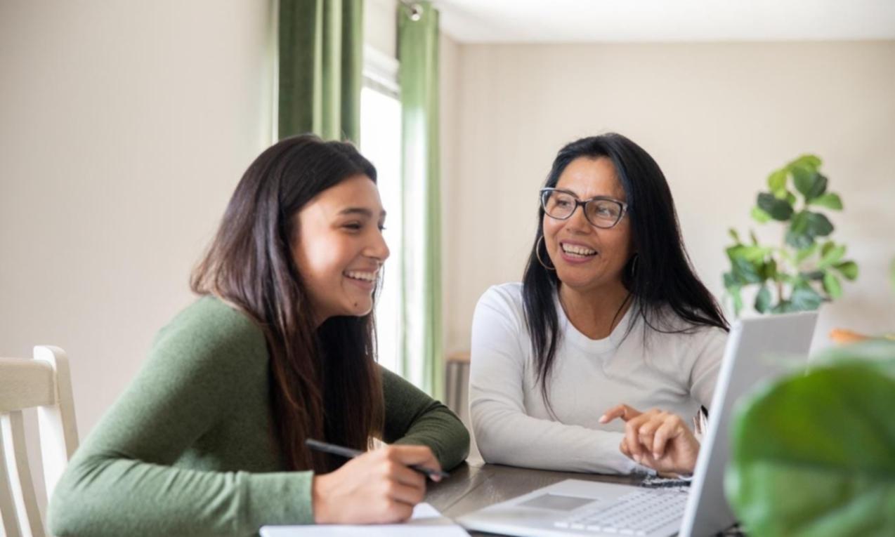 Arbeitsumgebung mit Finanzanalyse-Tools und Lernmaterialien