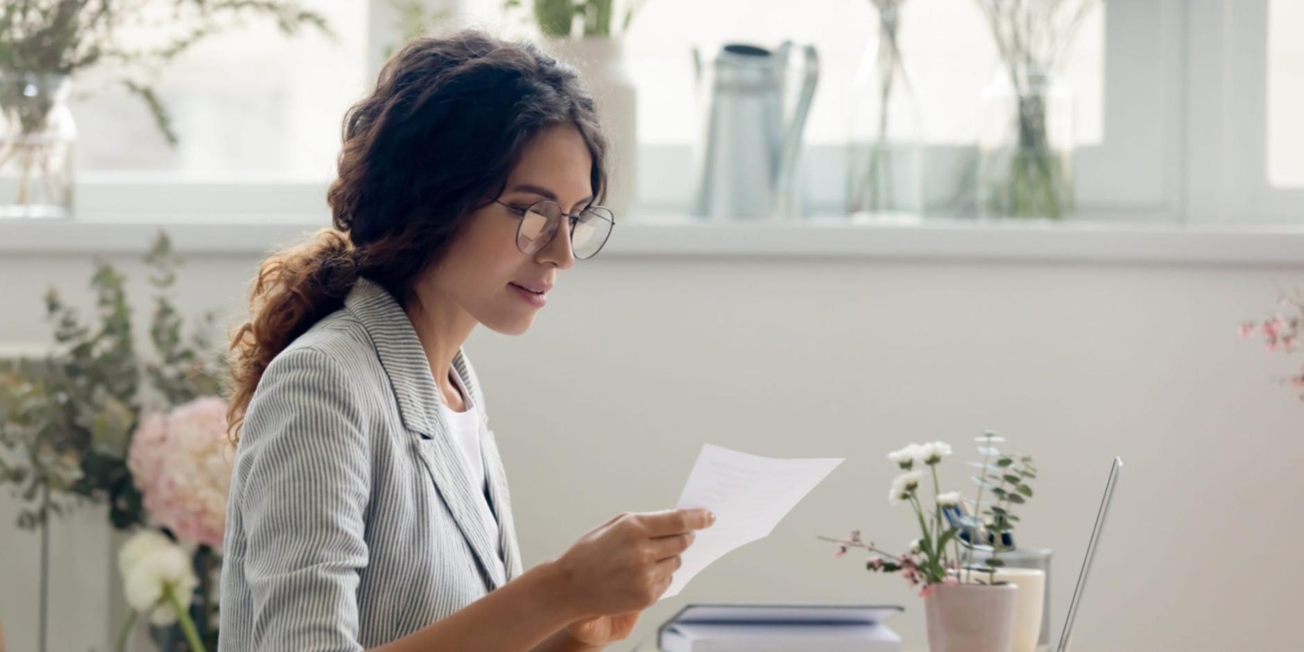Arbeitsbereich mit Finanzunterlagen und Laptop